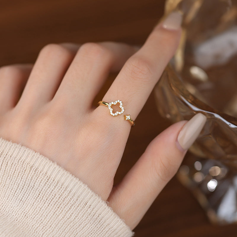 Person wearing Fleur ring with hand showing