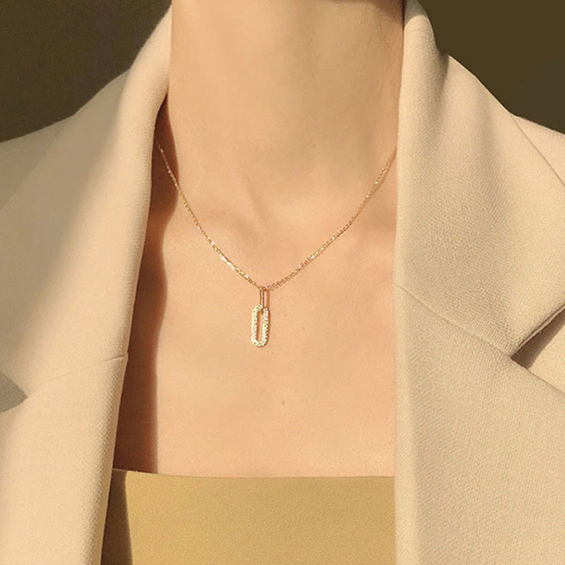 Person wearing Silsila necklace