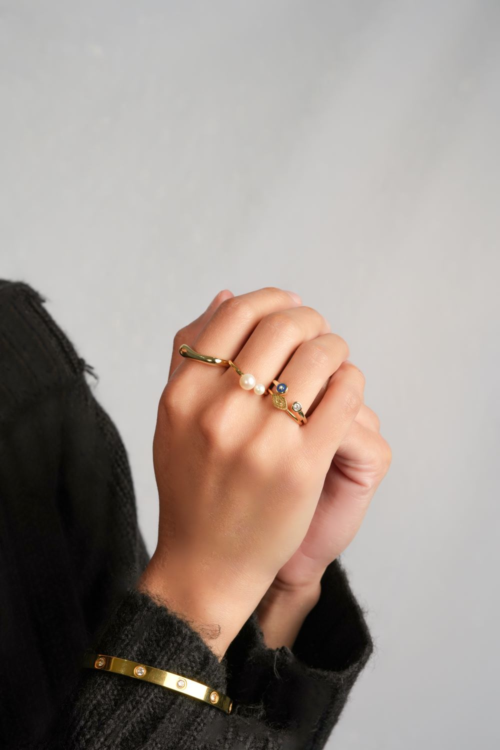 Person wearing The Yin & Yang Ring